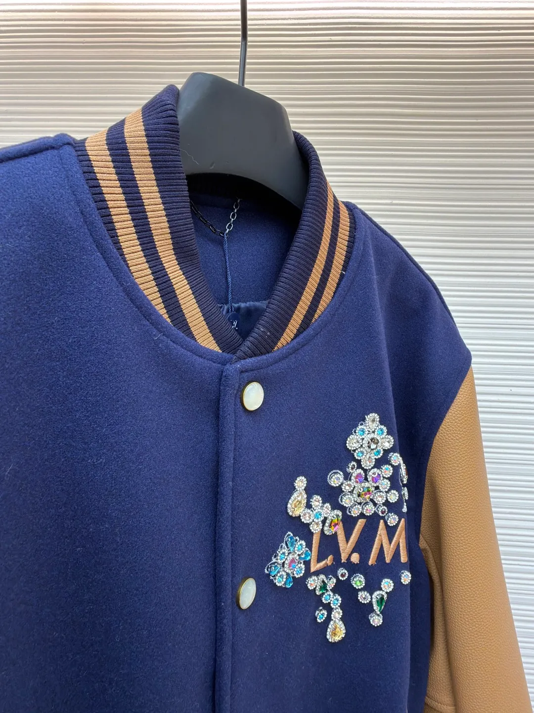 LOUIS VUITTON Hand-beaded hot-drilled leather baseball jacket ●Original version: purchased and developed by 55246 ●Item No.: 1682480-C70 ●Fabric: wool fabric ●Technology: hot-drilled production ●Color: blue and yellow ●Version: Fitted version ●Weight: about 1140 grams ●Size: S-M-L-XL ●Description: The upper body of this fabric is soft, and the classic combination of wool and yarn presents the high-end style of ready-to-wear. The beads are connected by embroidery, computer-positioned embroidery is connected, and the knots are sewn by hand. Each pattern is positioned 1:1 according to the original version, and the size of each bead is consistent with the original version. The overall wiring is straight and delicate, the fabric is comfortable and soft, and the color is consistent without color difference. It can be matched with the same style to create a fashionable look and control various occasions. Customized accessories, complete with three standards, same style for men and women!